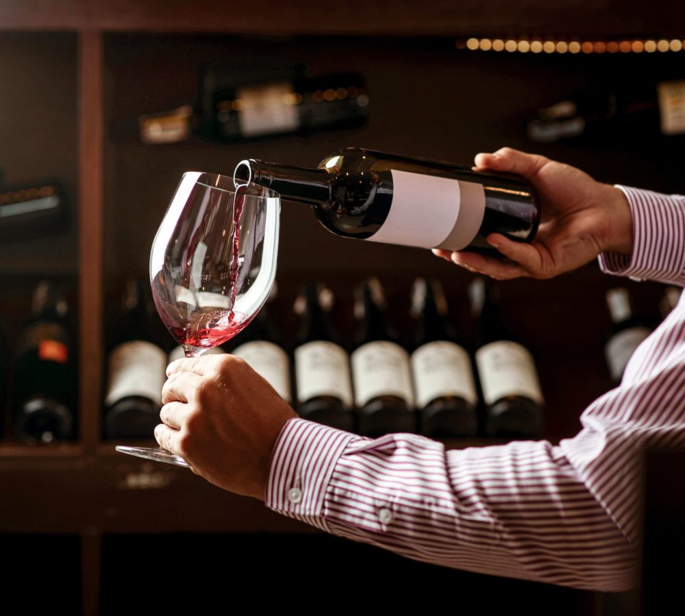 sommelier-joven-guapo-tienda-vinos